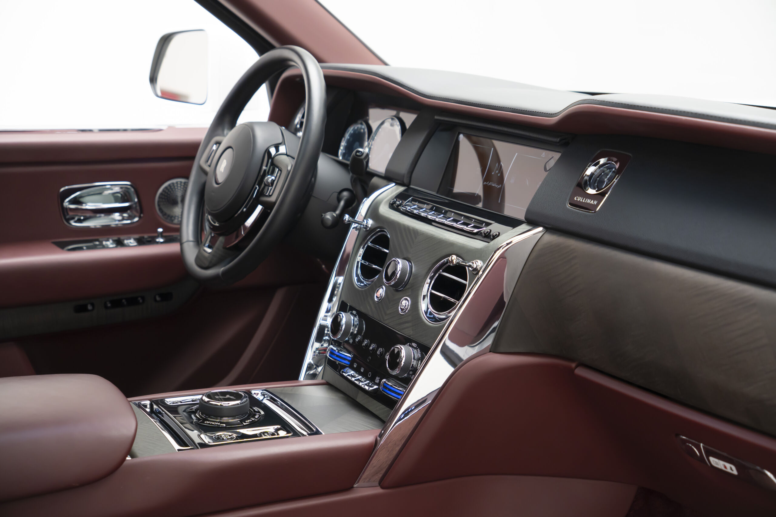 
								2019 Rolls-Royce Cullinan Silver Badge full									