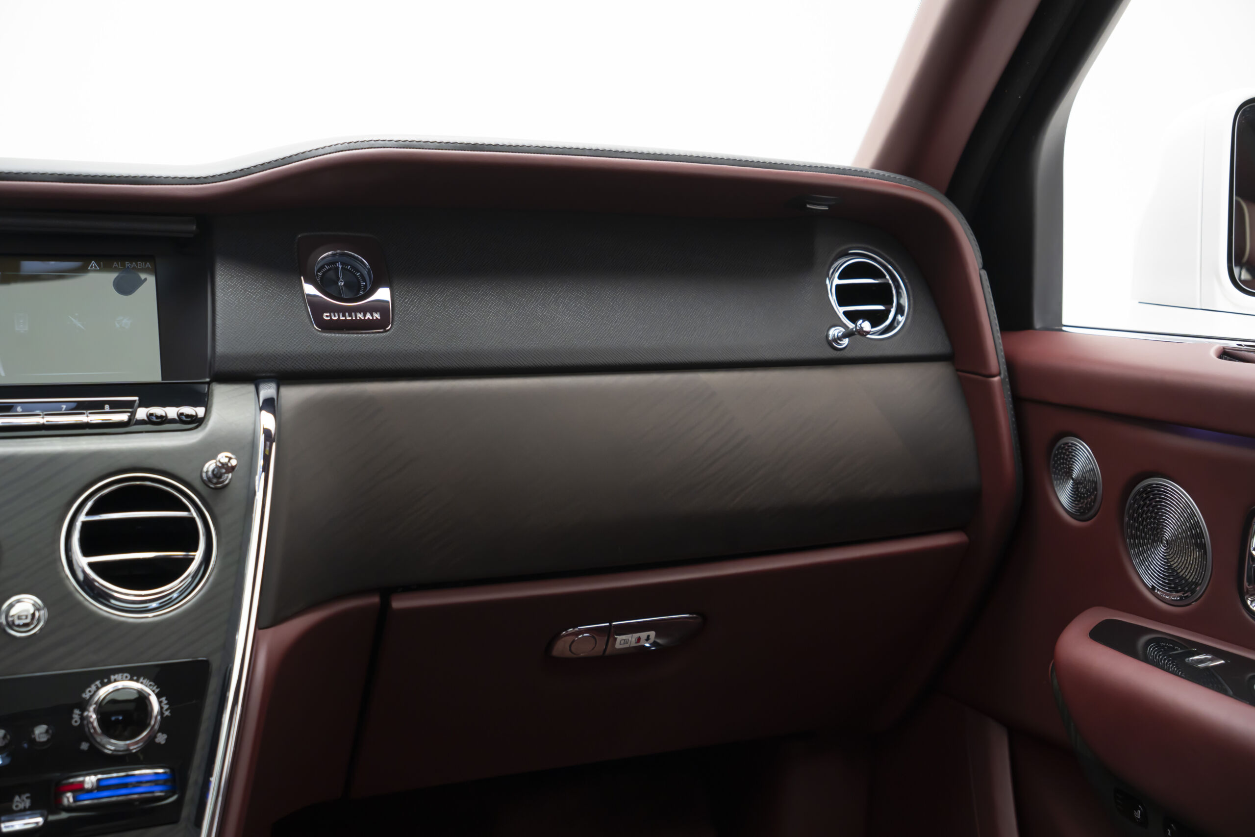 
								2019 Rolls-Royce Cullinan Silver Badge full									