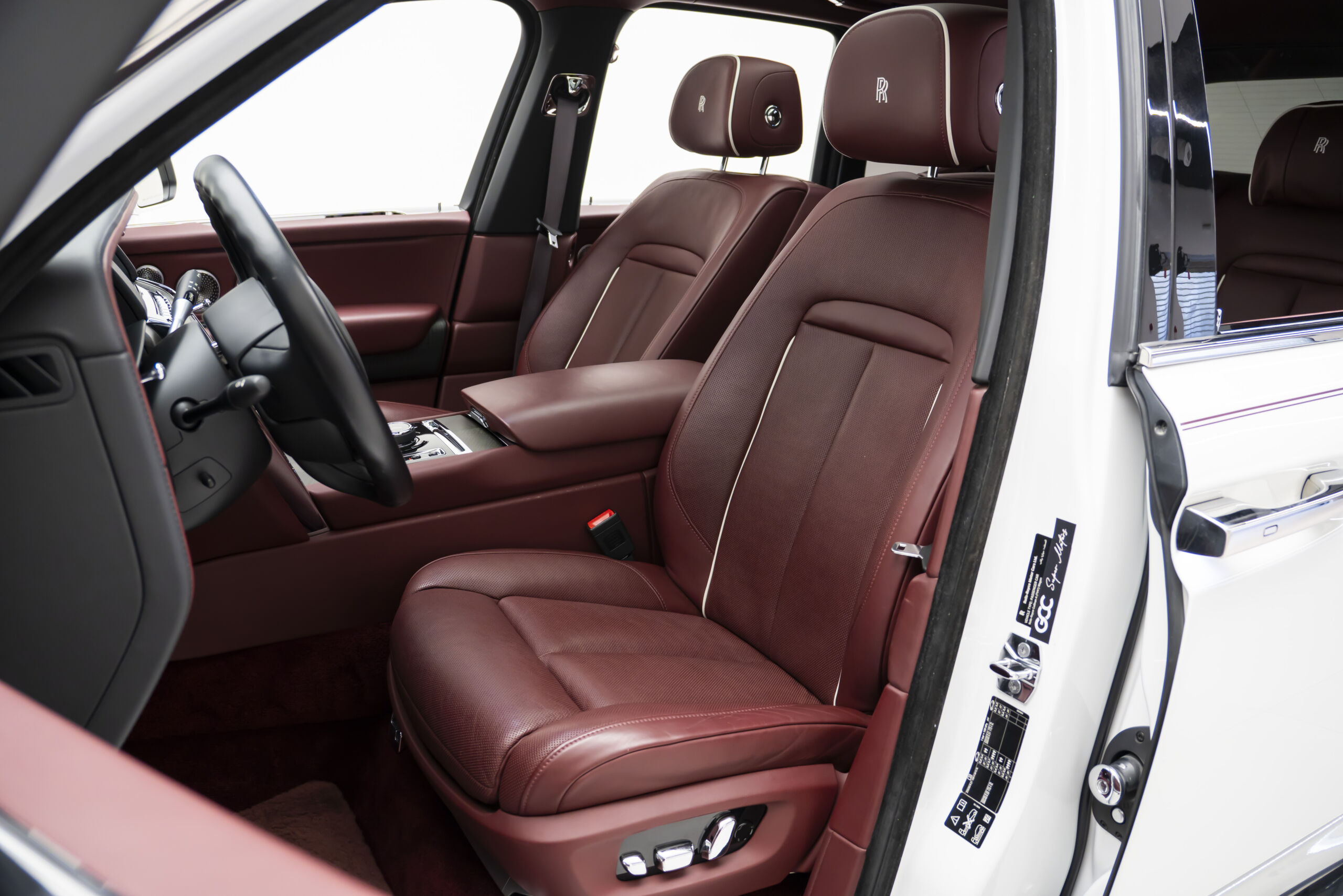 
								2019 Rolls-Royce Cullinan Silver Badge full									