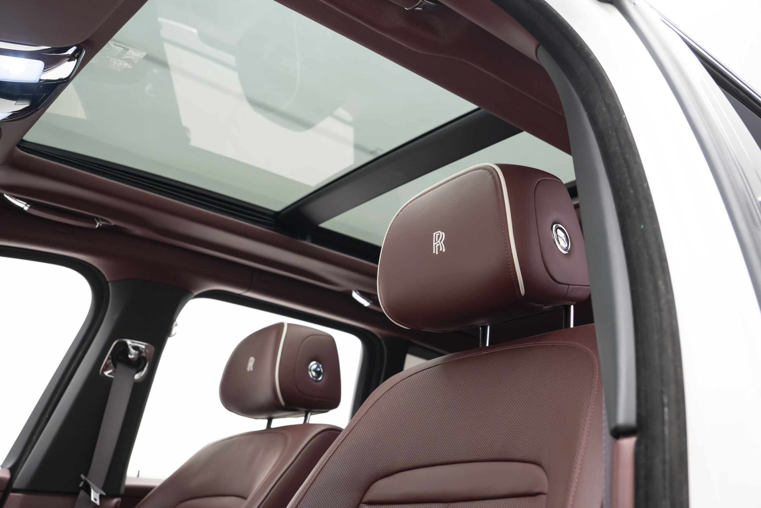 
								2019 Rolls-Royce Cullinan Silver Badge full									