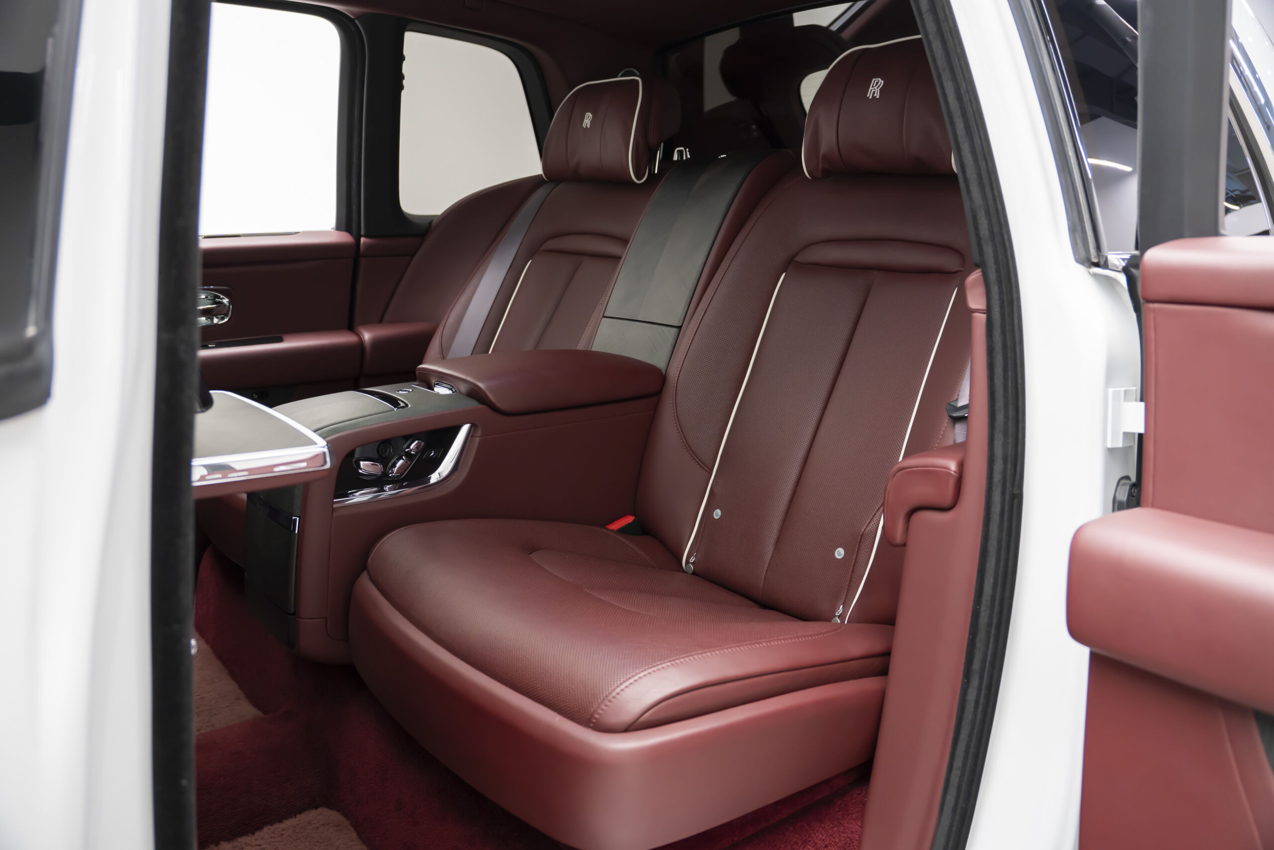 
								2019 Rolls-Royce Cullinan Silver Badge full									
