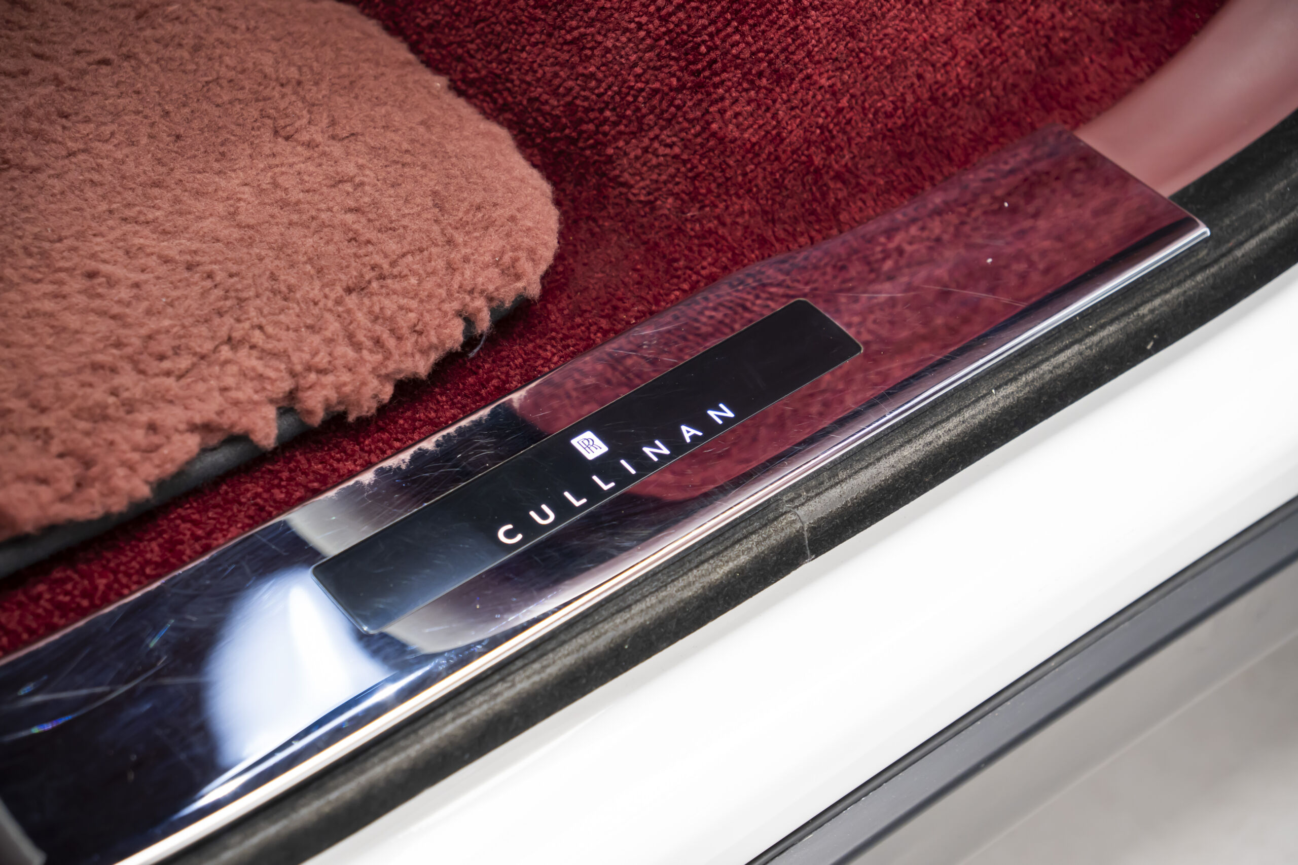 
								2019 Rolls-Royce Cullinan Silver Badge full									