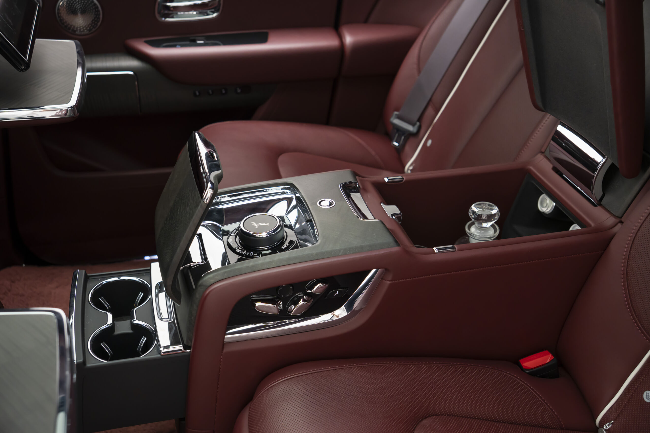 
								2019 Rolls-Royce Cullinan Silver Badge full									