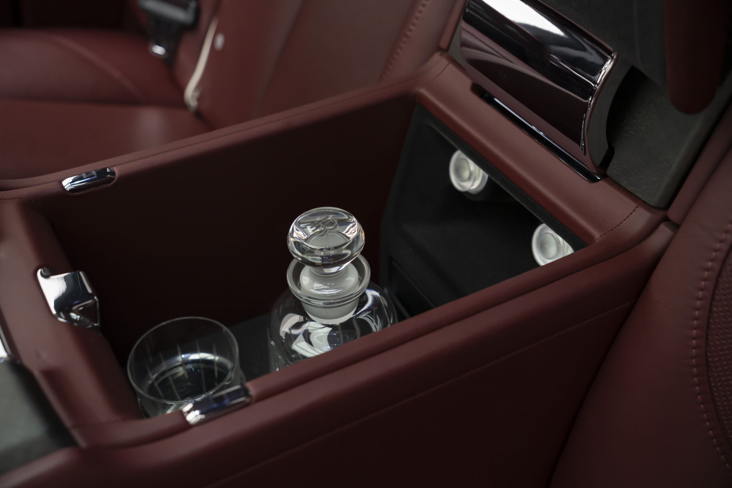 
								2019 Rolls-Royce Cullinan Silver Badge full									
