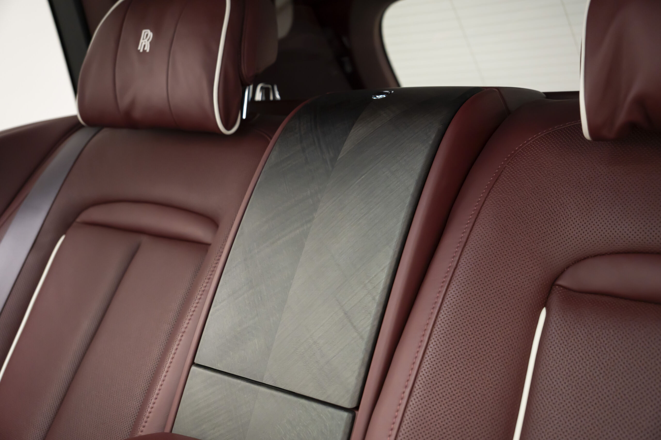 
								2019 Rolls-Royce Cullinan Silver Badge full									