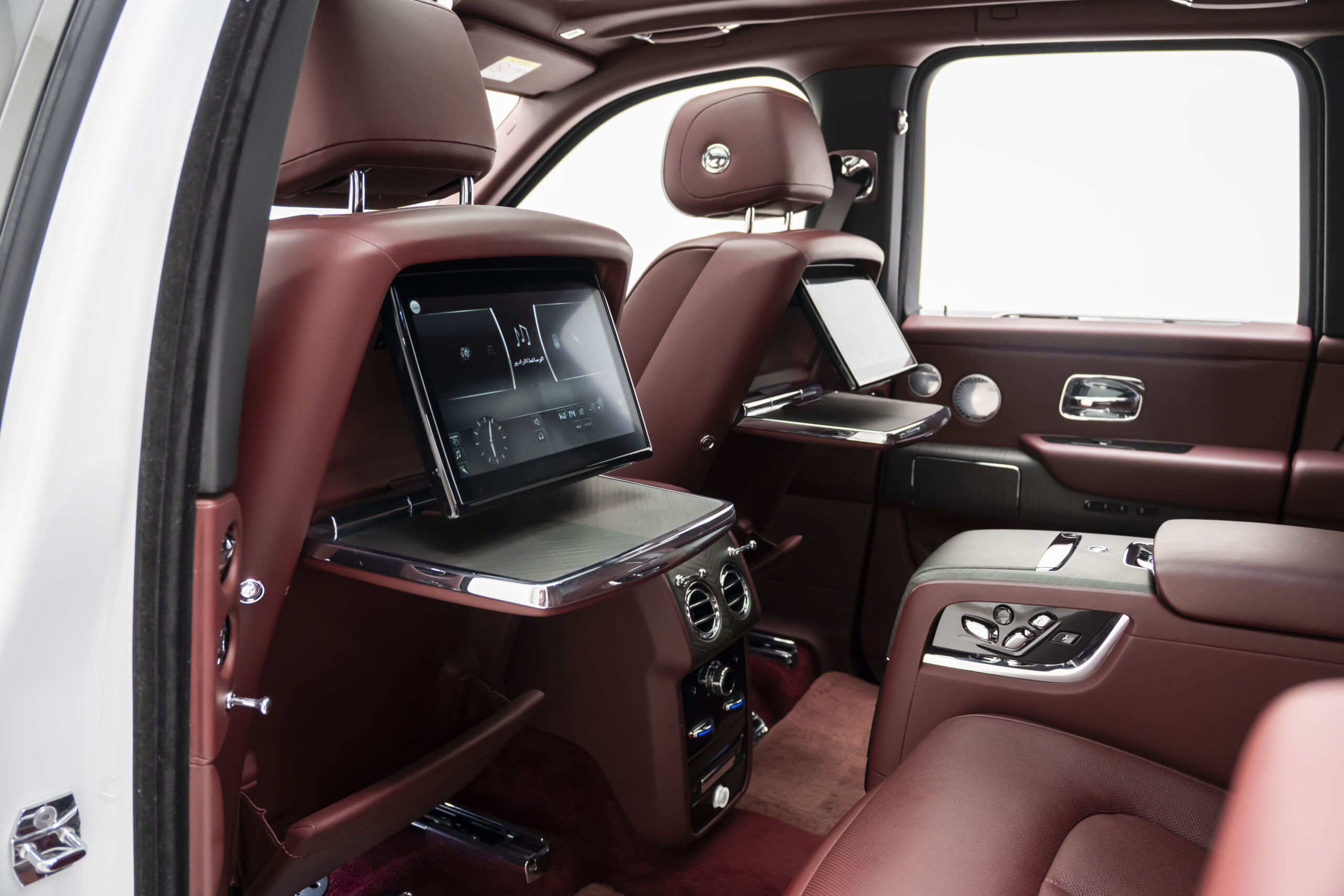 
								2019 Rolls-Royce Cullinan Silver Badge full									