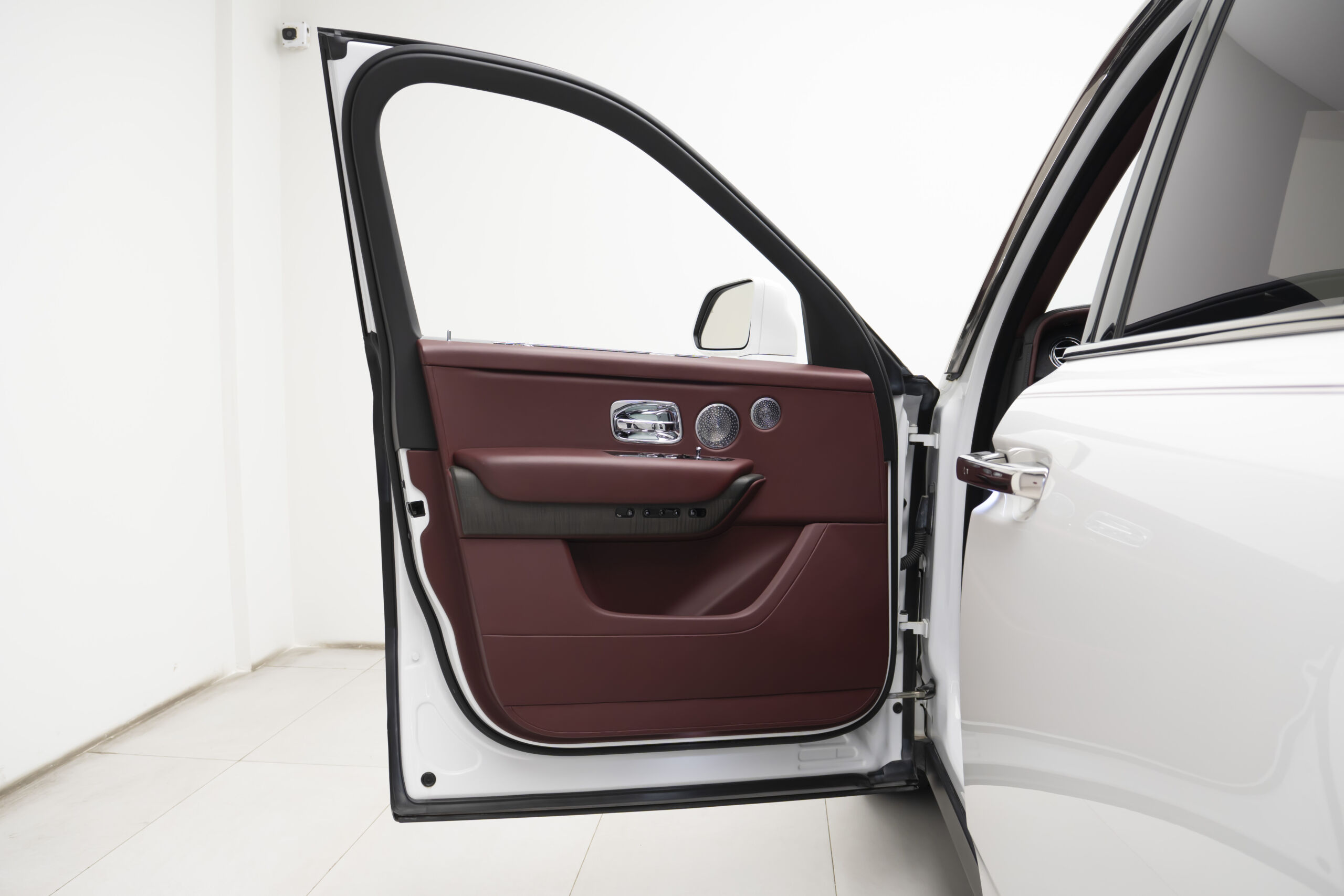 
								2019 Rolls-Royce Cullinan Silver Badge full									