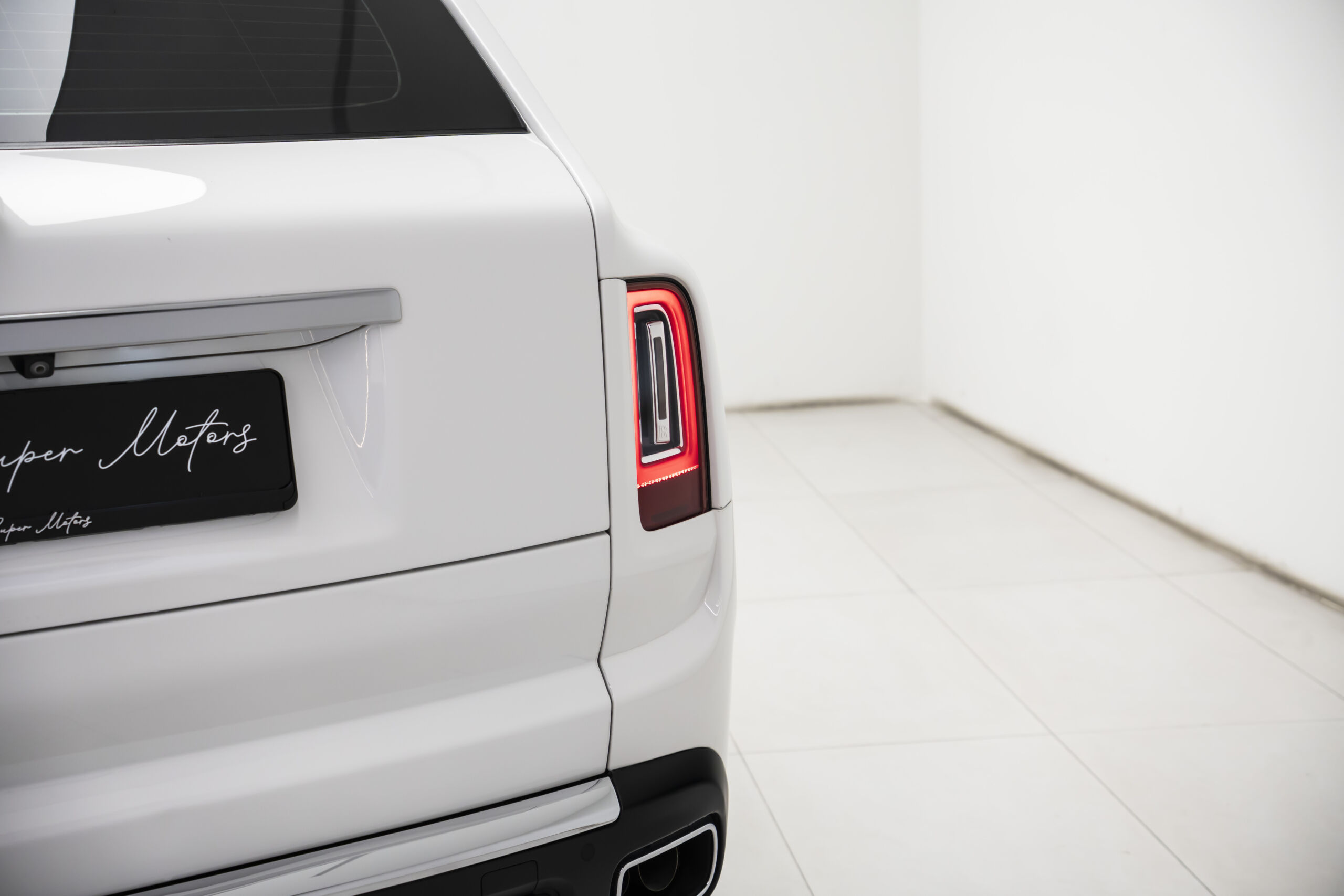 
								2019 Rolls-Royce Cullinan Silver Badge full									