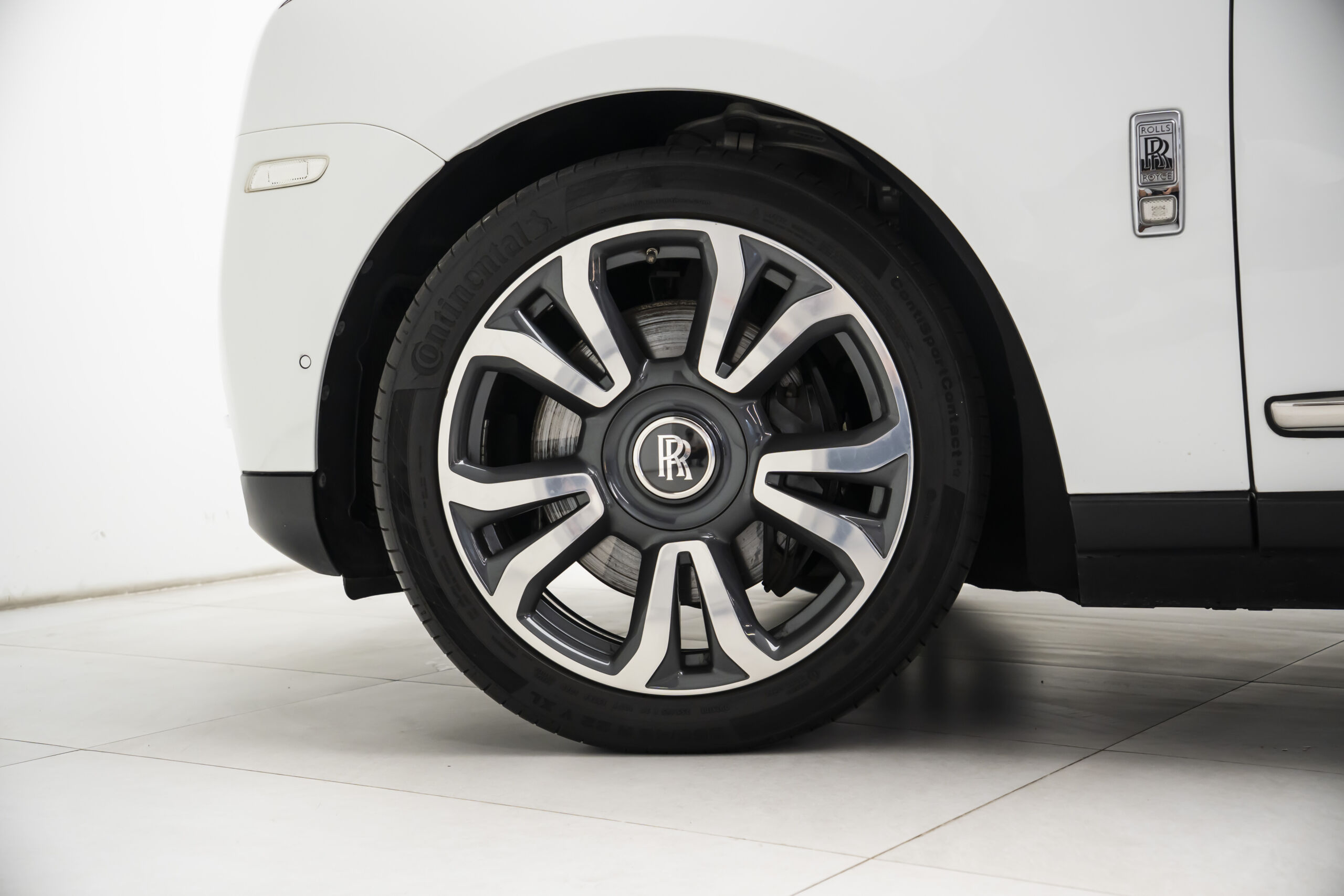 
								2019 Rolls-Royce Cullinan Silver Badge full									