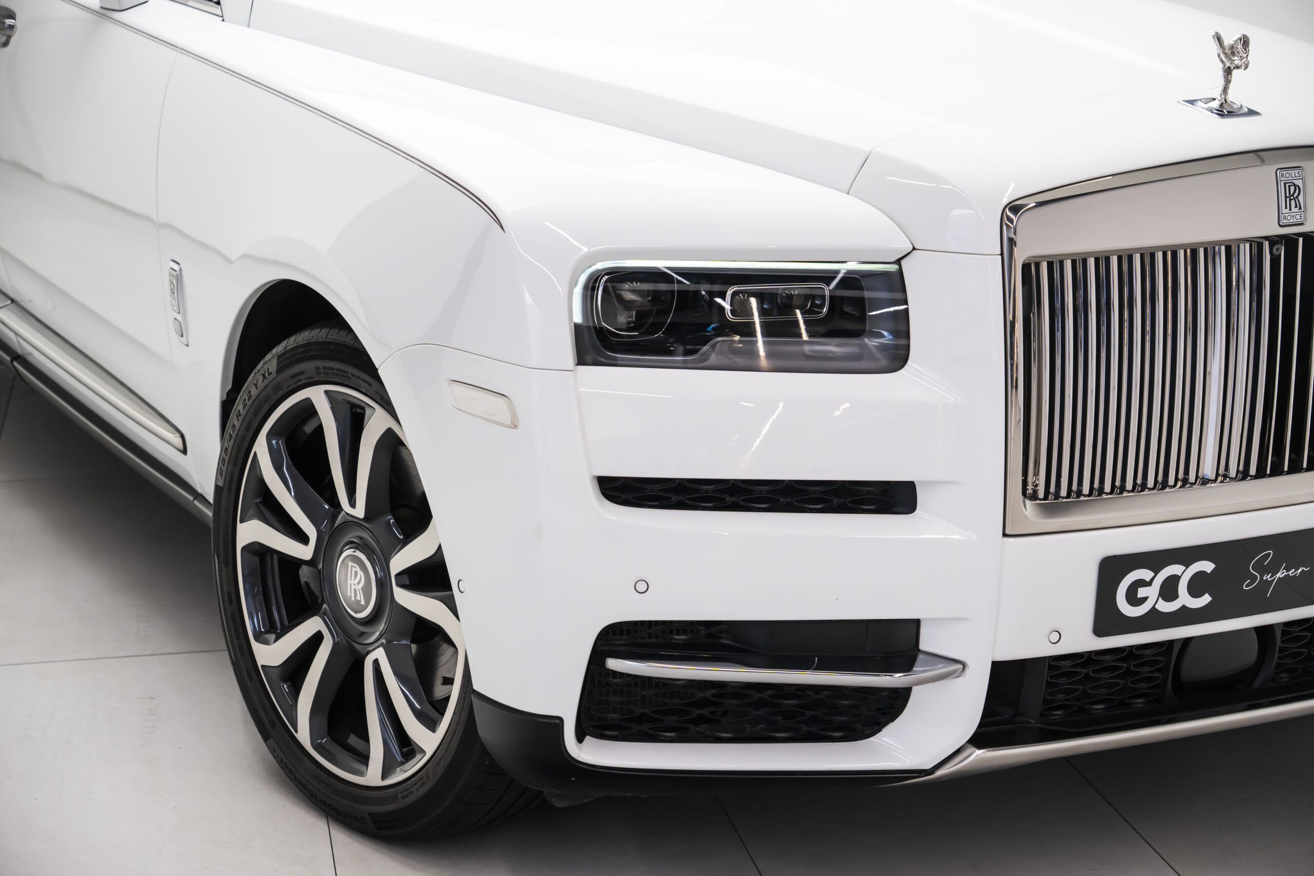 
								2019 Rolls-Royce Cullinan Silver Badge full									