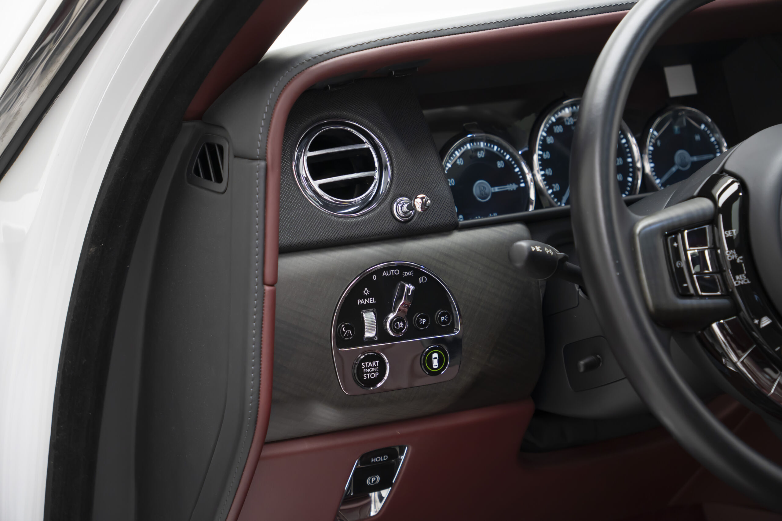 
								2019 Rolls-Royce Cullinan Silver Badge full									