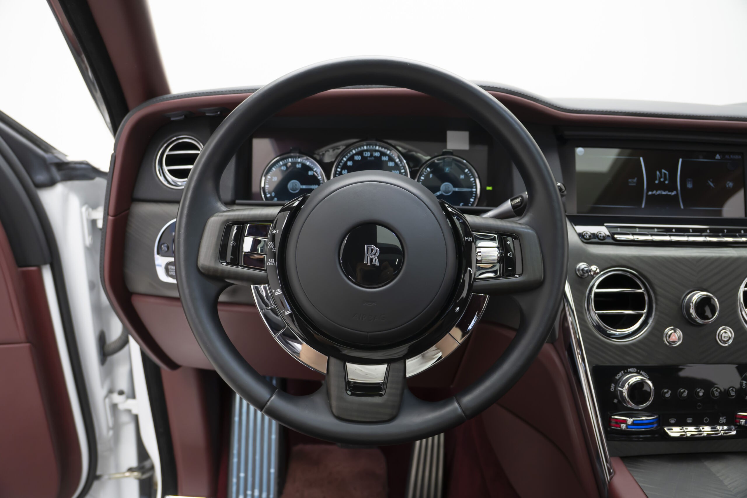 
								2019 Rolls-Royce Cullinan Silver Badge full									