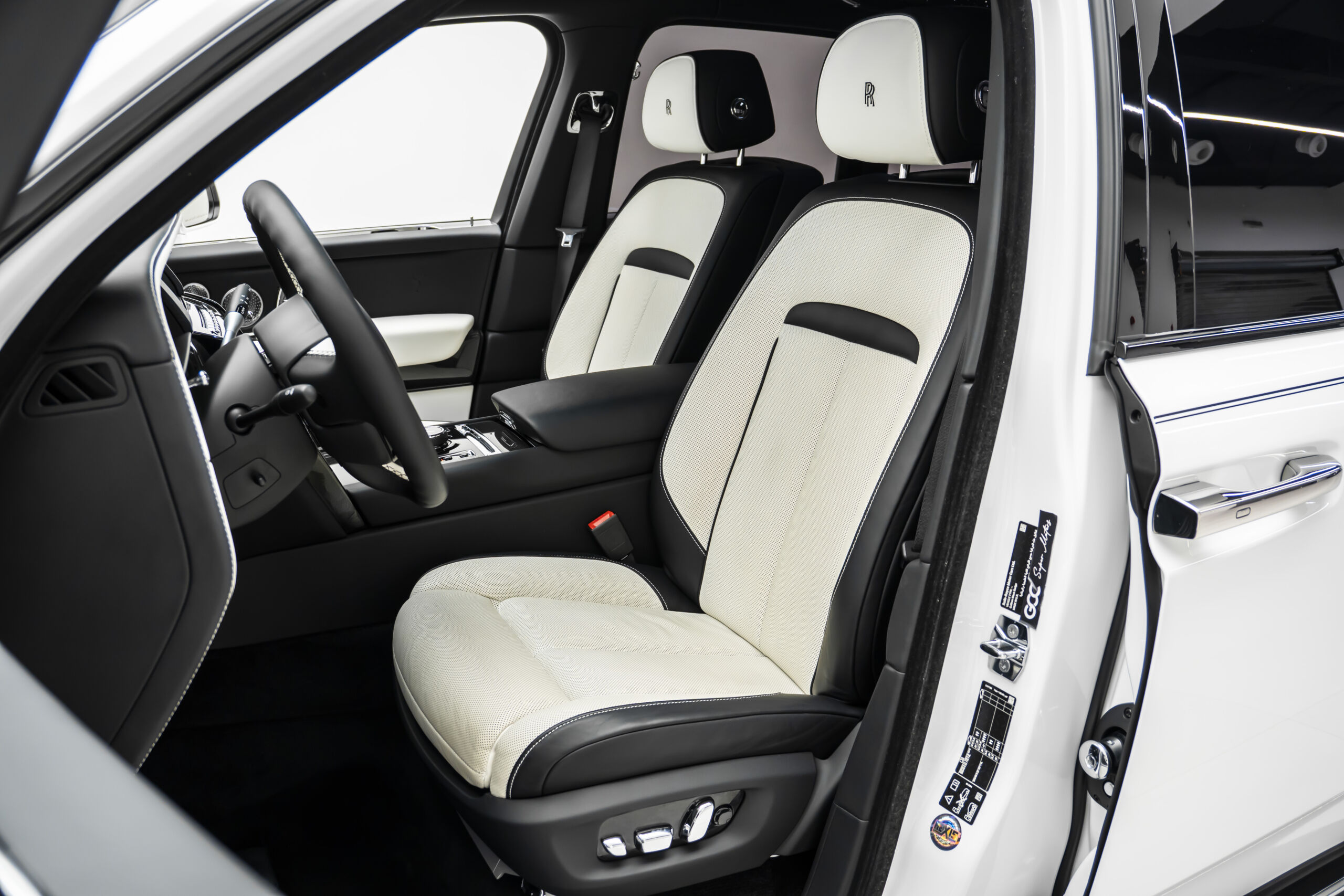 
								2024 Rolls-Royce Cullinan Black Badge full									