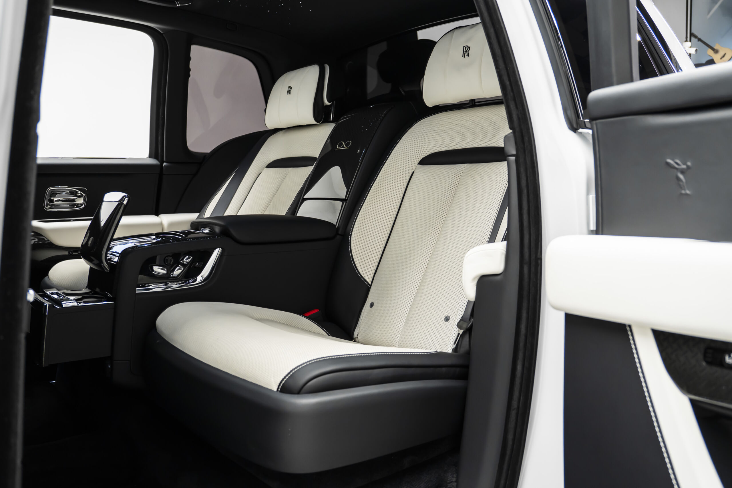 
								2024 Rolls-Royce Cullinan Black Badge full									