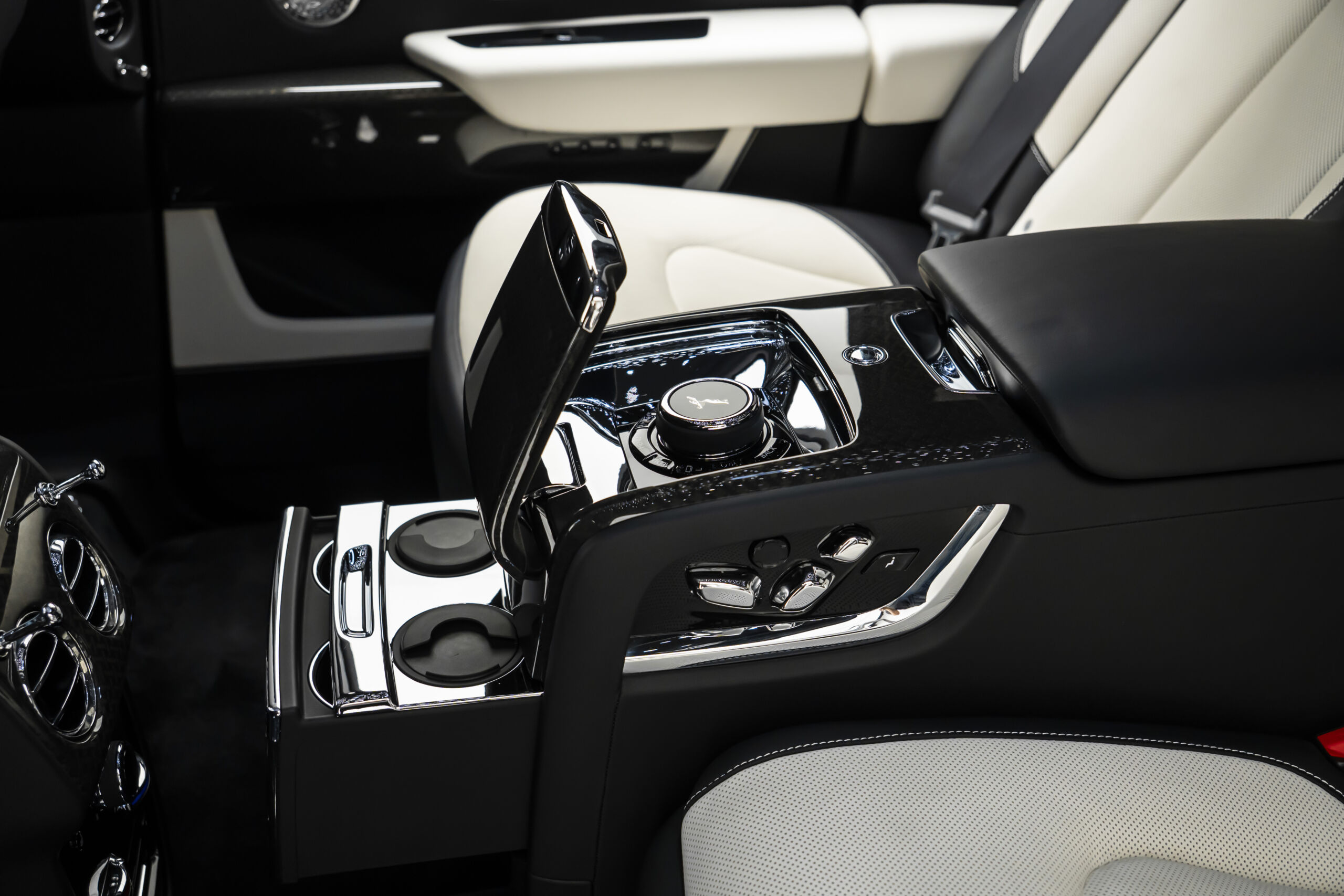 
								2024 Rolls-Royce Cullinan Black Badge full									