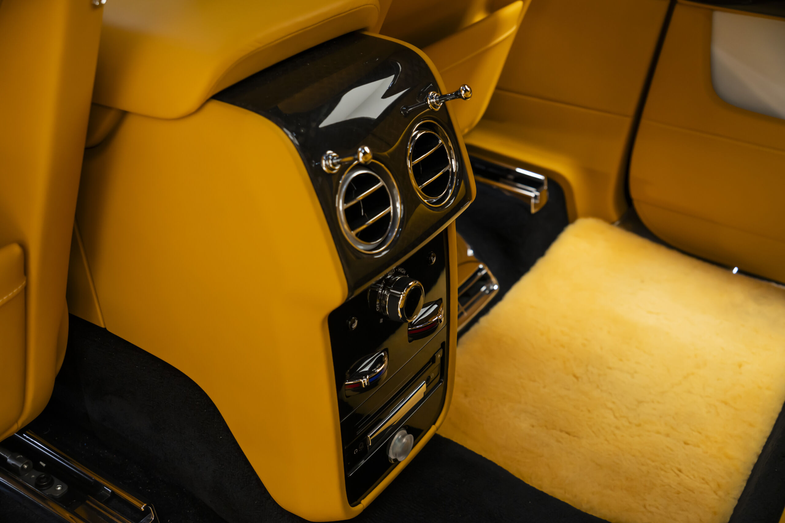 
								2024 Rolls-Royce Cullinan Black Badge full									