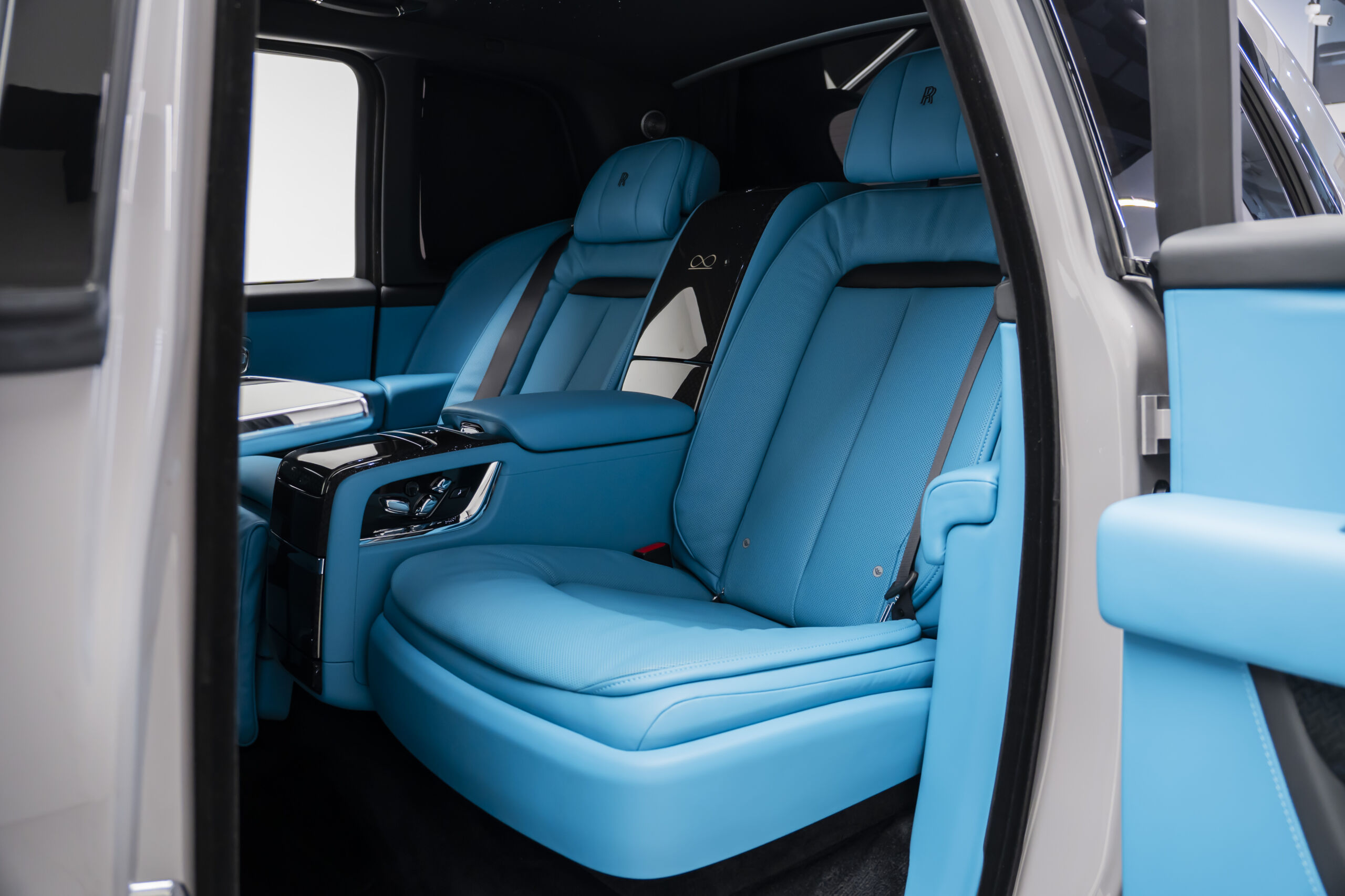 
								2025 Rolls-Royce Black Badge Cullinan Series II full									