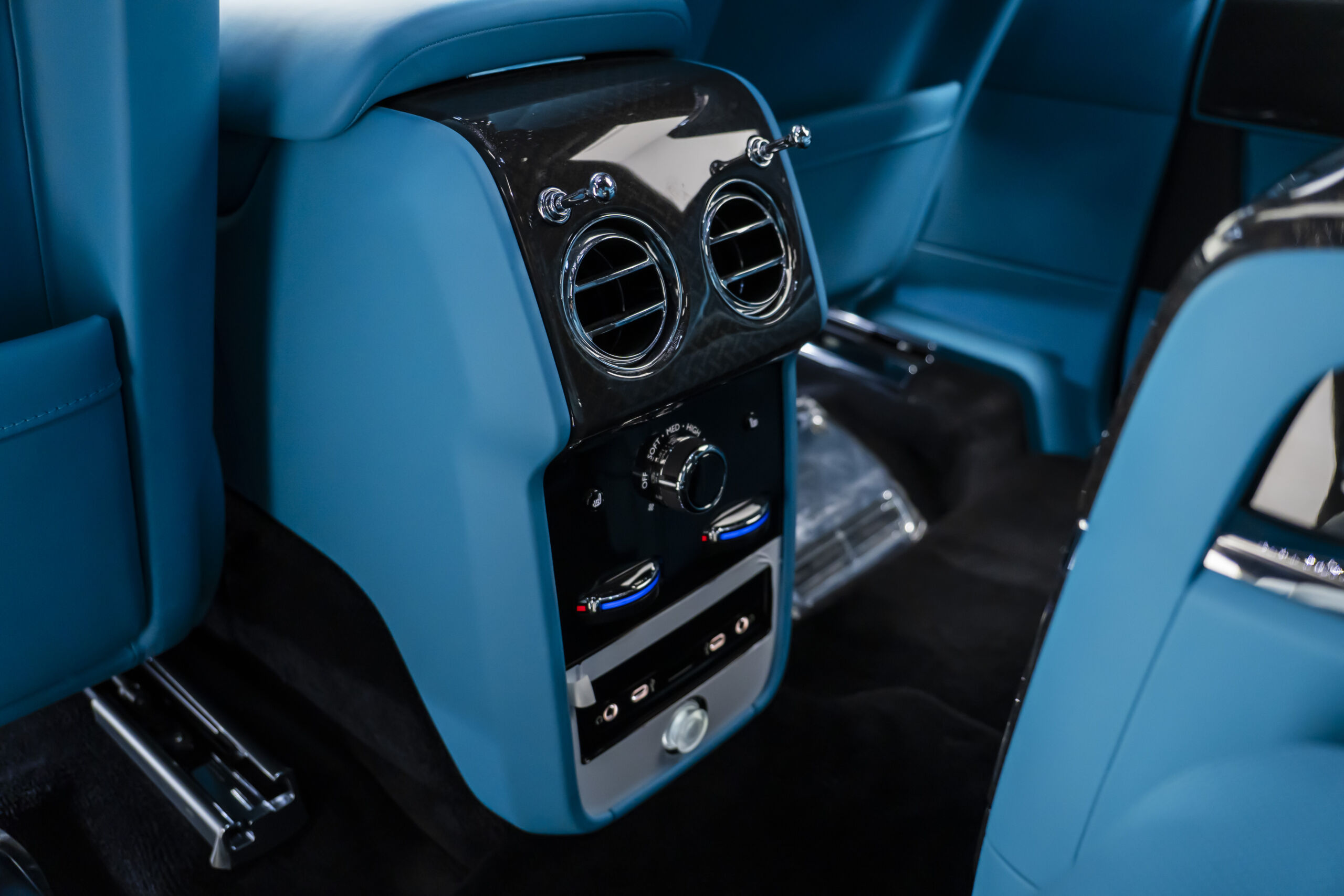 
								2025 Rolls-Royce Black Badge Cullinan Series II full									